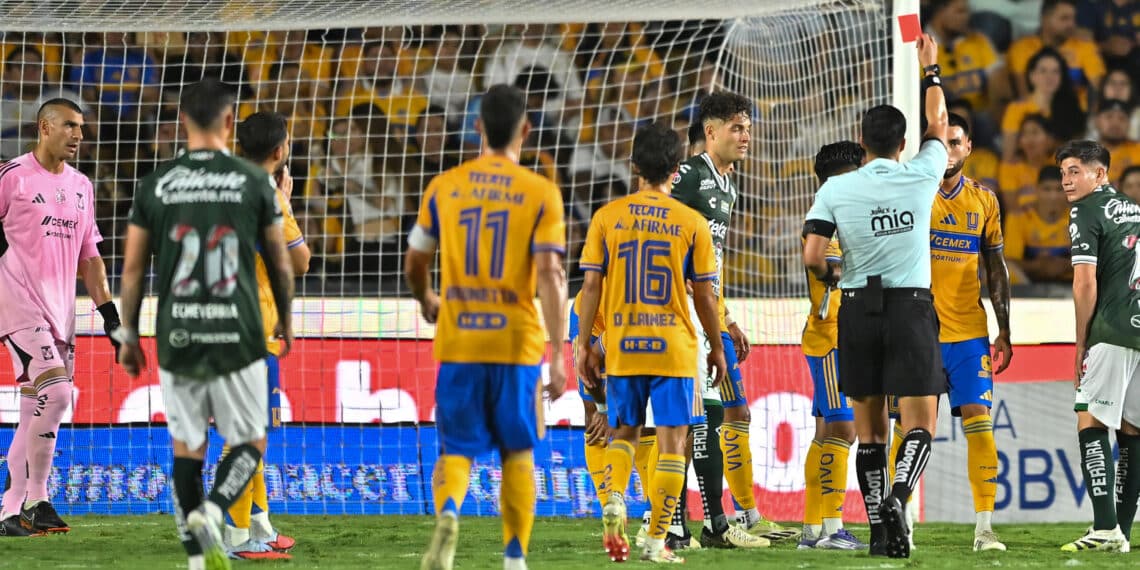 Juanjo Purata fue expulsado a los 26 minutos, pero León no pudo hacer nada pese a tener superioridad numérica contra los Tigres.