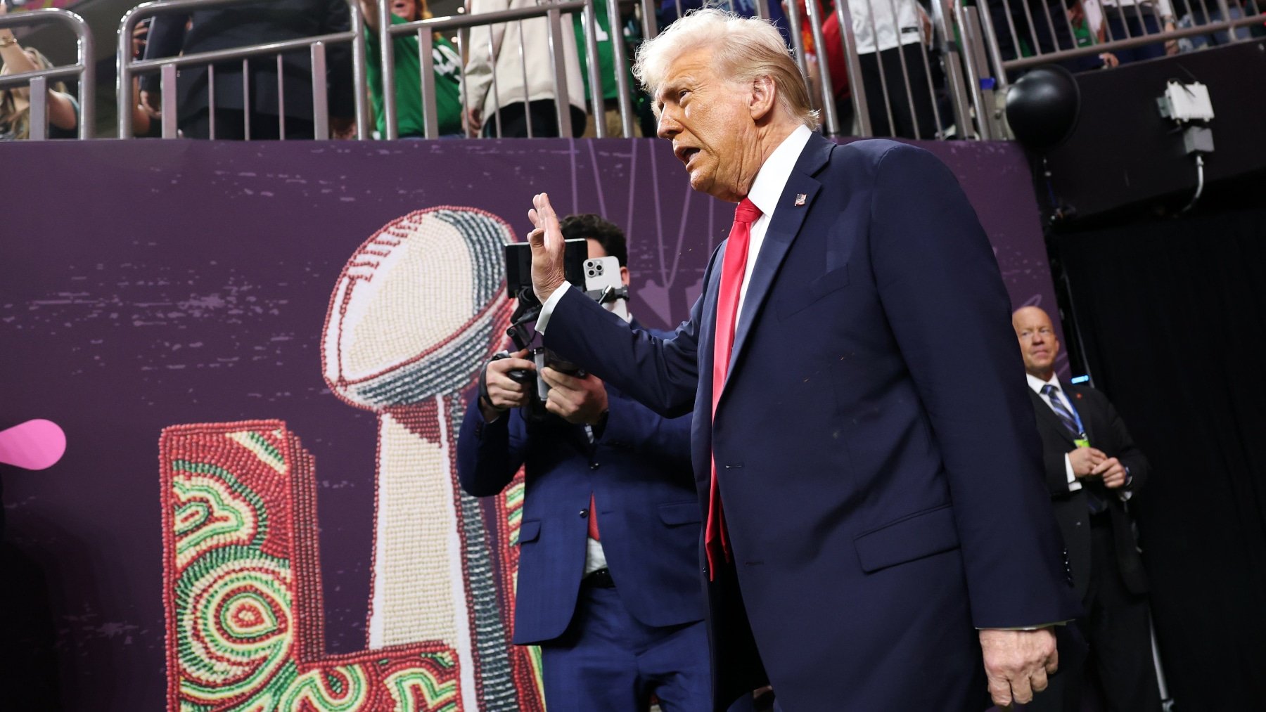 Trump califica a la NFL de 'afeminada' por nueva regla