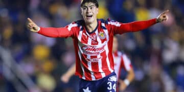 ‘Hormiga’ González se encargó de anotar el segundo gol de Chivas en el Clásico Nacional y ahora es comparado con ‘Chicharito’ Hernández.