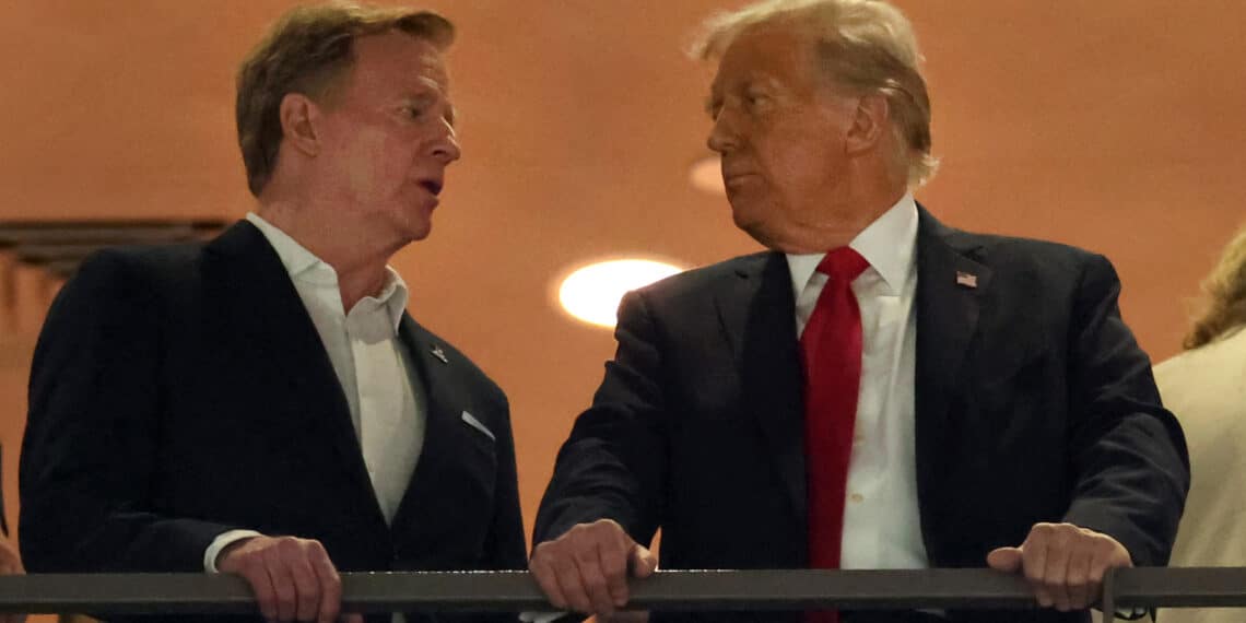 Donald Trump, el presidente de los Estados Unidos, y Roger Goodell, el comisionado de la NFL, conversan durante el Super Bowl LIX.