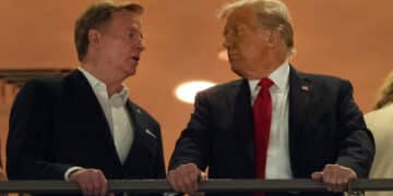 Donald Trump, el presidente de los Estados Unidos, y Roger Goodell, el comisionado de la NFL, conversan durante el Super Bowl LIX.