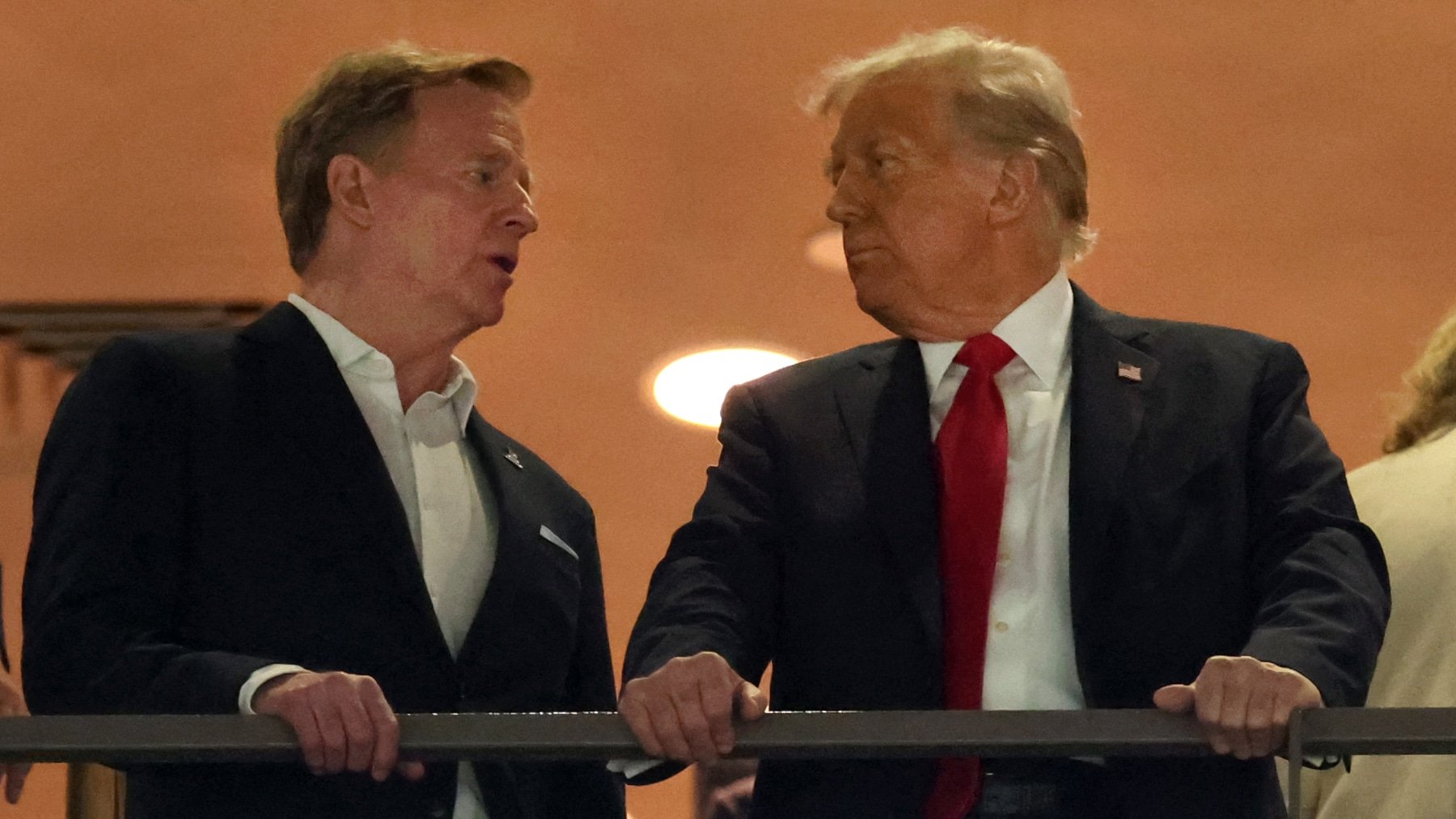 Donald Trump, el presidente de los Estados Unidos, y Roger Goodell, el comisionado de la NFL, conversan durante el Super Bowl LIX.