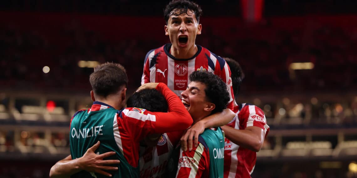 Chivas triunfa sobre el Necaxa de Fernando Gago