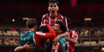 Chivas triunfa sobre el Necaxa de Fernando Gago