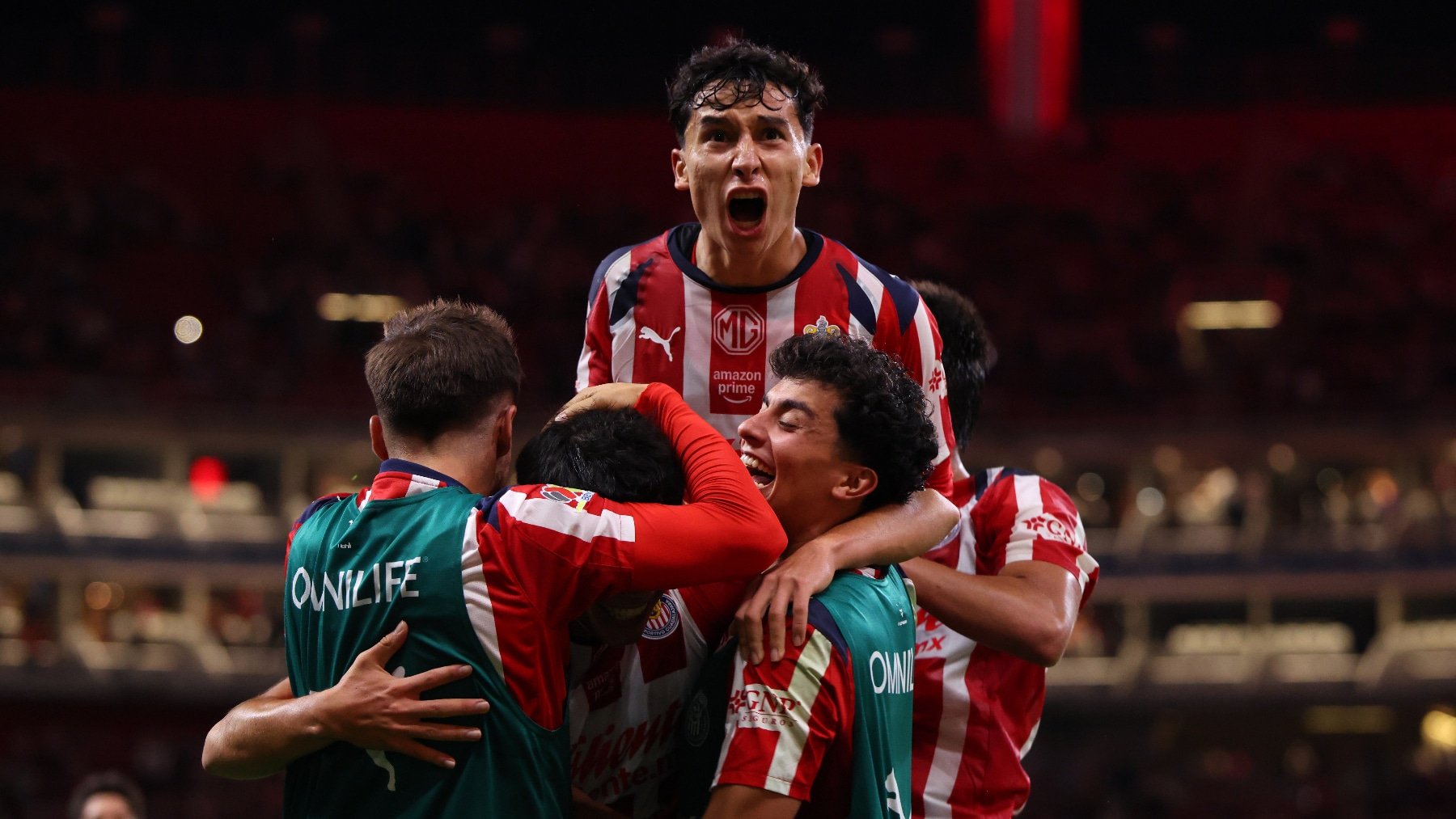 Chivas triunfa sobre el Necaxa de Fernando Gago