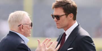 Tom Brady responde a críticos por rol dual de dueño y comentarista
