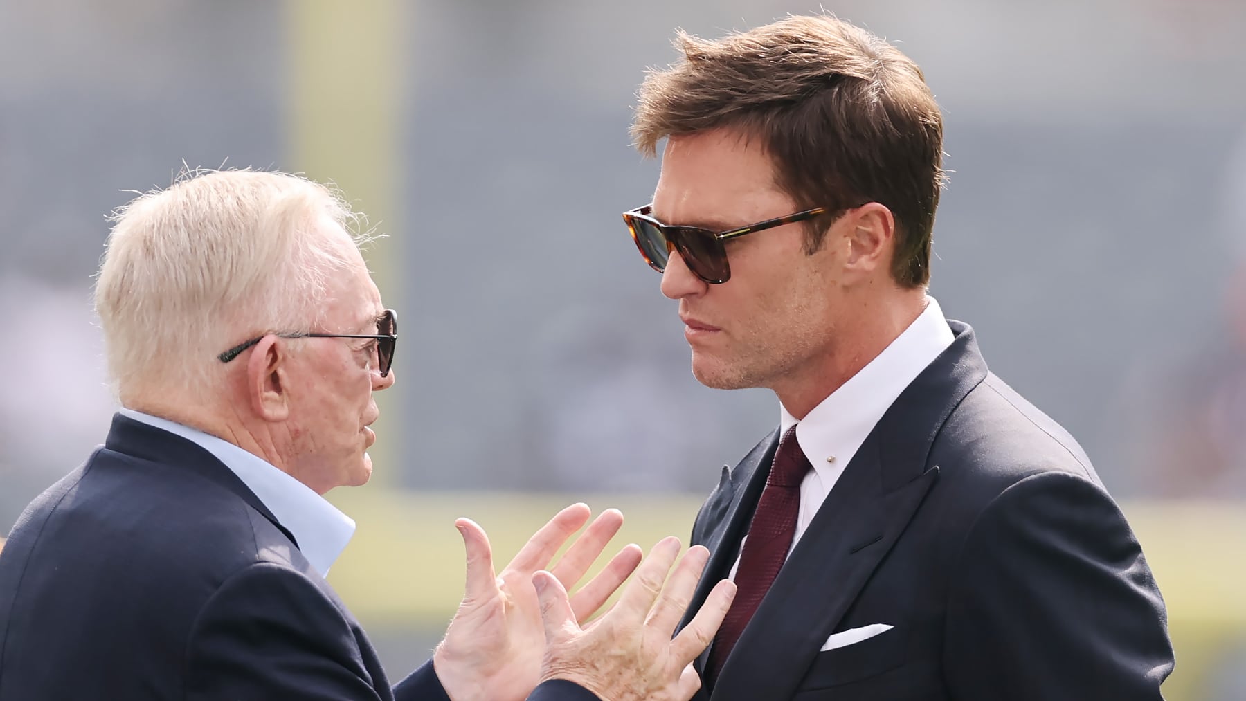 Tom Brady responde a críticos por rol dual de dueño y comentarista