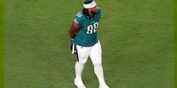 Polémica total en la NFL: Jalen Carter expulsa su temporada tras escupir a Dak Prescott