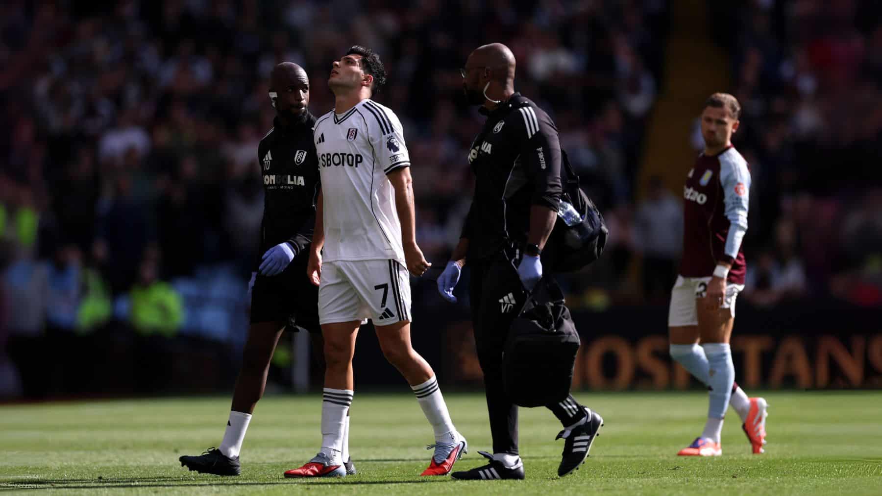 Raúl Jiménez: del gol al drama en Villa Park, un giro inesperado en la Premier League