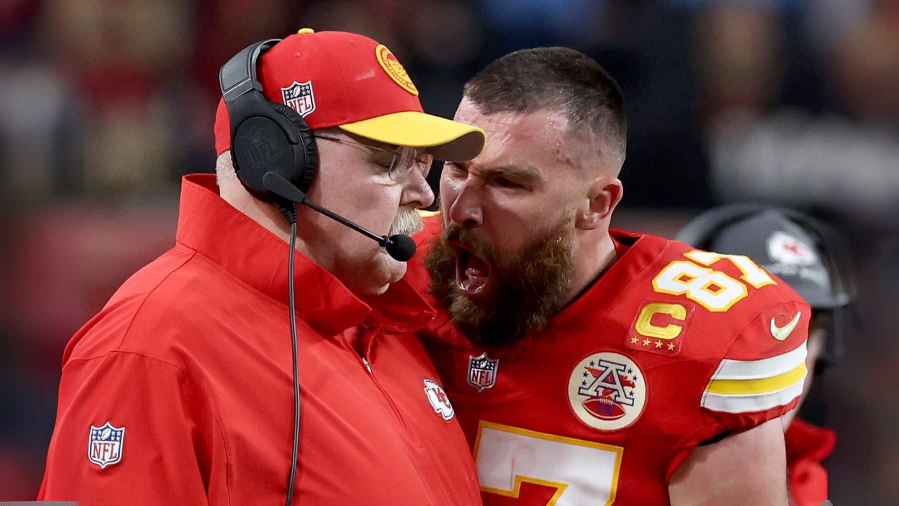 Explota la tensión en Kansas City: Reid y Kelce, cara a cara en la banca