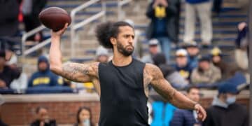 Casi una década fuera… pero Colin Kaepernick ya tiene una puerta abierta en el futbol americano