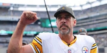 A los 41 años, Aaron Rodgers calla críticas y firma una actuación legendaria con Pittsburgh