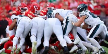 NFL admite error arbitral: Eagles debieron ser castigados por falso arranque en el “tush push”