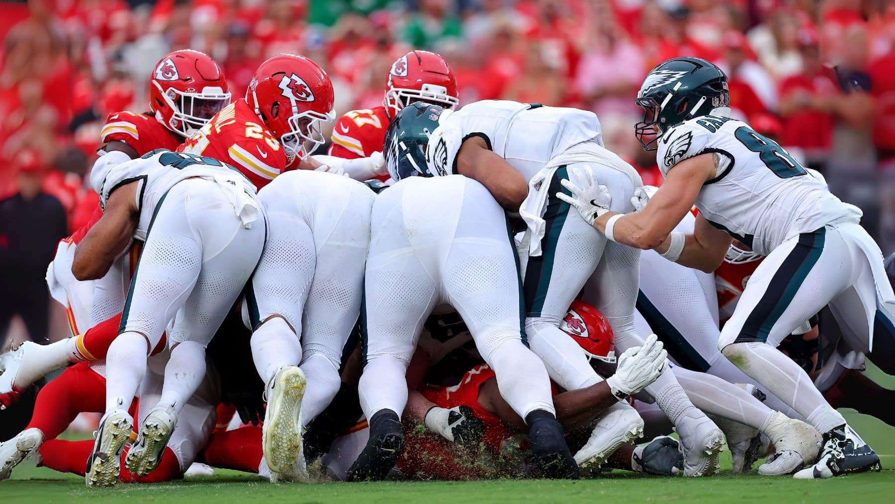 NFL admite error arbitral: Eagles debieron ser castigados por falso arranque en el “tush push”