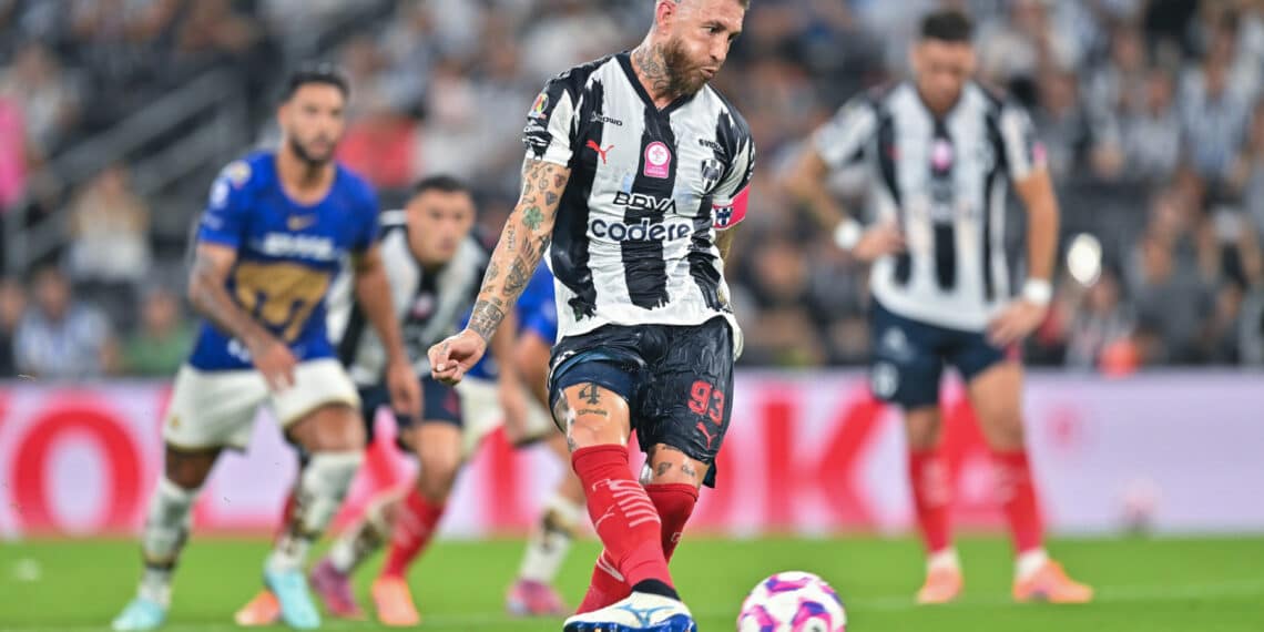 Monterrey y Pumas empataron en la Jornada 13 del Apertura 2025 gracias a que Sergio Ramos igualó el marcador desde los 11 pasos.