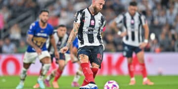 Monterrey y Pumas empataron en la Jornada 13 del Apertura 2025 gracias a que Sergio Ramos igualó el marcador desde los 11 pasos.