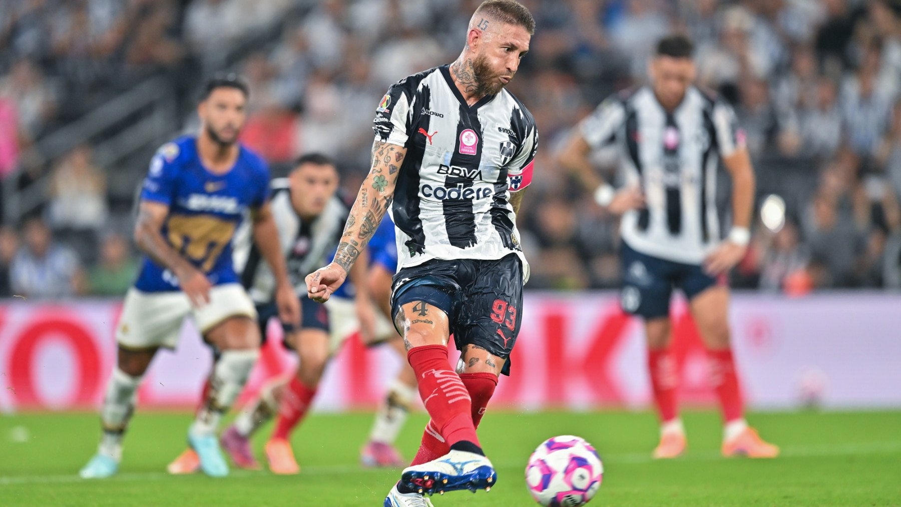 Monterrey y Pumas empataron en la Jornada 13 del Apertura 2025 gracias a que Sergio Ramos igualó el marcador desde los 11 pasos.