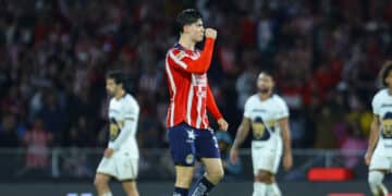 Chivas superaron a Pumas en el Olímpico Universitario