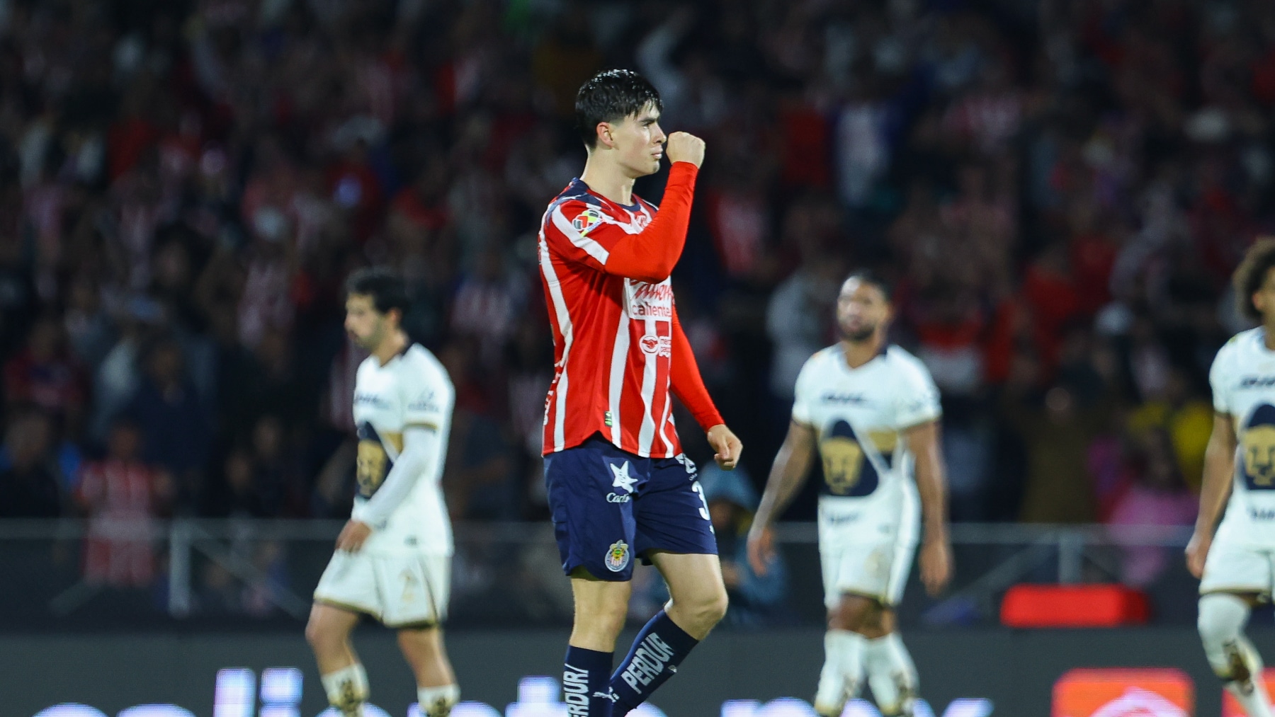 Chivas superaron a Pumas en el Olímpico Universitario