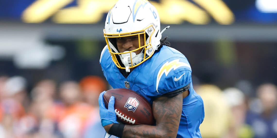 Los Chargers se quedan sin corredores con lesión de Omarion Hampton