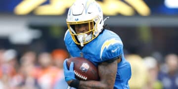 Los Chargers se quedan sin corredores con lesión de Omarion Hampton