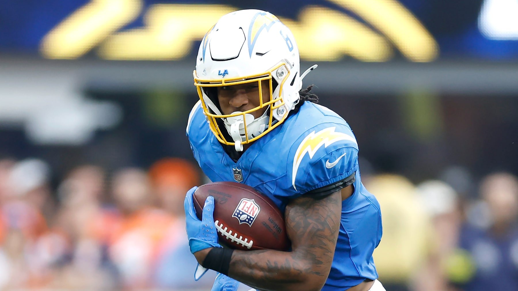 Los Chargers se quedan sin corredores con lesión de Omarion Hampton