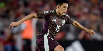 Javier Aguirre señala el camino para Gilberto Mora