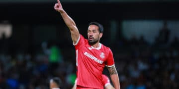 Los Diablos Rojos se quedan sin su mejor defensor para lo que resta del Torneo Apertura 2025. El Toluca anunció que el brasileño Luan tuvo que visitar el quirófano para aliviar una hernia inguinal y una lesión en el tendón del aductor largo. La cuestión es que su recuperación le tomará por lo menos 12 semanas. “El Deportivo Toluca Futbol Club informa que al jugador Luan Garcia Teixeira se le realizó una hernioplastia inguinal y reconstrucción del tendón del aductor largo”, dice el comunicado. “La intervención quirúrgica se desarrolló sin incidentes ni complicaciones, por lo que, de acuerdo a la evolución, Luan García se reintegrará a la actividad deportiva en un tiempo aproximado de 12 semanas”. La intervención quirúrgica fue realizada en el Surgery Center of The Pacific, en Los Ángeles, California. El defensor brasileño fue quien compartió una fotografía de él saliendo del centro médico afiliado al Cedars-Sinai. Las variantes para reemplazar a Luan La lesión ha molestado a Luan desde que comenzó el torneo. El nacido en Vitoria hace 32 años solo pudo jugar los 90 minutos de la Jornada 1 contra Necaxa. En los siguientes dos partidos, contra Santos Laguna y Tigres de la UANL, fue parte de los jugadores en el banquillo, pero no vio acción. Desde la cuarta fecha no ha sido convocado por Antonio Mohamed y eso era indicativo de que la lesión del sudamericano era grave. Debido a la baja del exjugador del Palmeiras, el estratega argentino se las ha tenido que idear para reemplazarlo. La dupla de centrales es la de los uruguayos Federico Pereira y Bruno Méndez. El primero es el titular indiscutible con 12 inicios en 12 juegos mientras que el segundo fue baja para la Jornada 10 contra Monterrey por haber sido expulsado un juego antes contra Chivas. Toluca pierde a brasileño Luan para todo el Apertura 2025