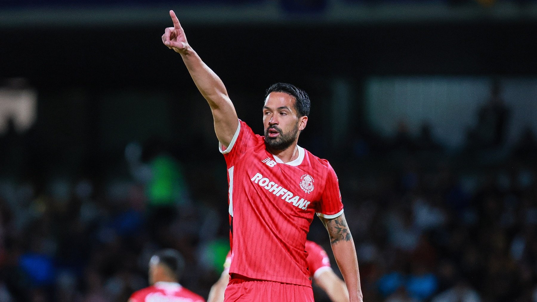 Los Diablos Rojos se quedan sin su mejor defensor para lo que resta del Torneo Apertura 2025. El Toluca anunció que el brasileño Luan tuvo que visitar el quirófano para aliviar una hernia inguinal y una lesión en el tendón del aductor largo. La cuestión es que su recuperación le tomará por lo menos 12 semanas. “El Deportivo Toluca Futbol Club informa que al jugador Luan Garcia Teixeira se le realizó una hernioplastia inguinal y reconstrucción del tendón del aductor largo”, dice el comunicado. “La intervención quirúrgica se desarrolló sin incidentes ni complicaciones, por lo que, de acuerdo a la evolución, Luan García se reintegrará a la actividad deportiva en un tiempo aproximado de 12 semanas”. La intervención quirúrgica fue realizada en el Surgery Center of The Pacific, en Los Ángeles, California. El defensor brasileño fue quien compartió una fotografía de él saliendo del centro médico afiliado al Cedars-Sinai. Las variantes para reemplazar a Luan La lesión ha molestado a Luan desde que comenzó el torneo. El nacido en Vitoria hace 32 años solo pudo jugar los 90 minutos de la Jornada 1 contra Necaxa. En los siguientes dos partidos, contra Santos Laguna y Tigres de la UANL, fue parte de los jugadores en el banquillo, pero no vio acción. Desde la cuarta fecha no ha sido convocado por Antonio Mohamed y eso era indicativo de que la lesión del sudamericano era grave. Debido a la baja del exjugador del Palmeiras, el estratega argentino se las ha tenido que idear para reemplazarlo. La dupla de centrales es la de los uruguayos Federico Pereira y Bruno Méndez. El primero es el titular indiscutible con 12 inicios en 12 juegos mientras que el segundo fue baja para la Jornada 10 contra Monterrey por haber sido expulsado un juego antes contra Chivas. Toluca pierde a brasileño Luan para todo el Apertura 2025