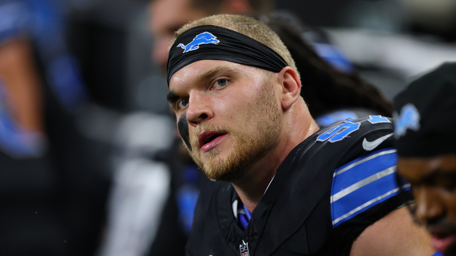 Aidan Hutchinson rompe el mercado de la NFL al aceptar una extensión de contrato de cuatro años y 180 millones de dólares.