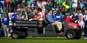 Adiós al novato sensación: Cam Skattebo abandona el juego en carrito tras lesión espantosa