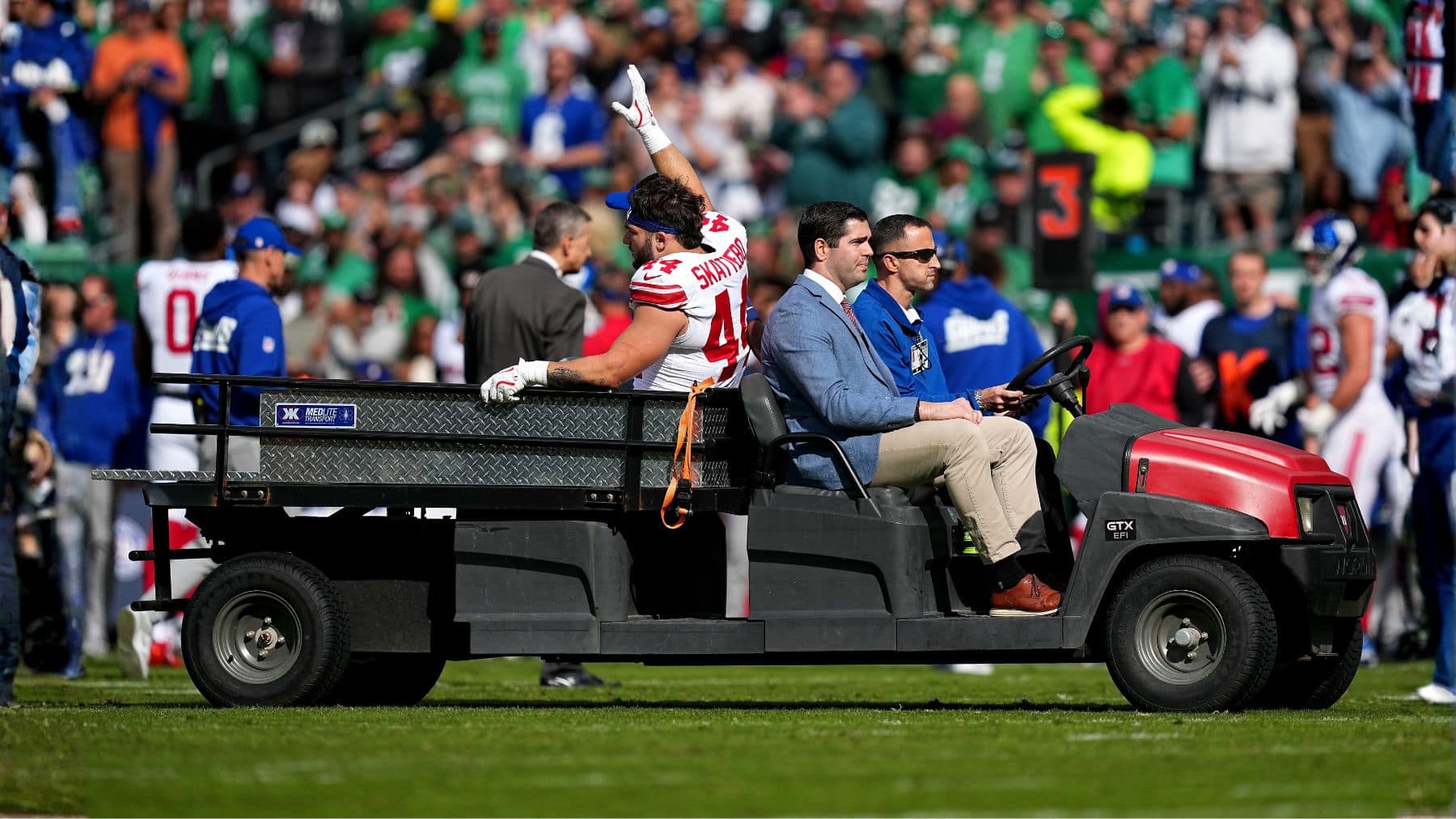 Adiós al novato sensación: Cam Skattebo abandona el juego en carrito tras lesión espantosa