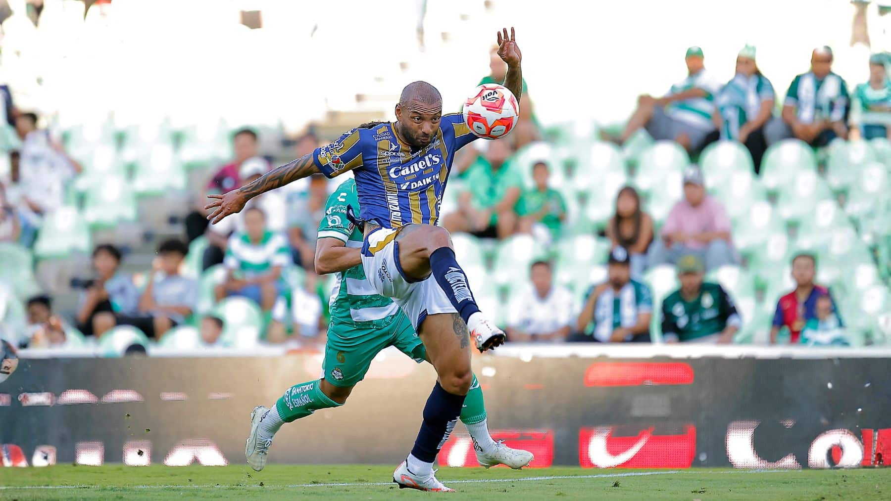 Paulinho y Joao Pedro dominan la tabla de goleo del Apertura 2025 de la Liga MX