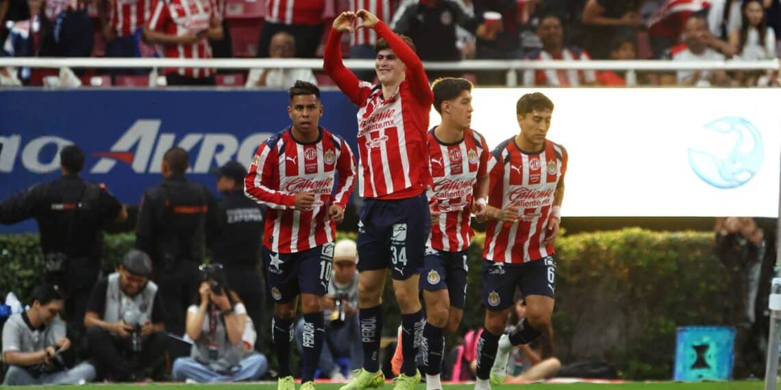 La Furia de la 'Hormiga': Armando González Lidera Goleada de Chivas sobre Atlas y Sella Rumbo a Liguilla