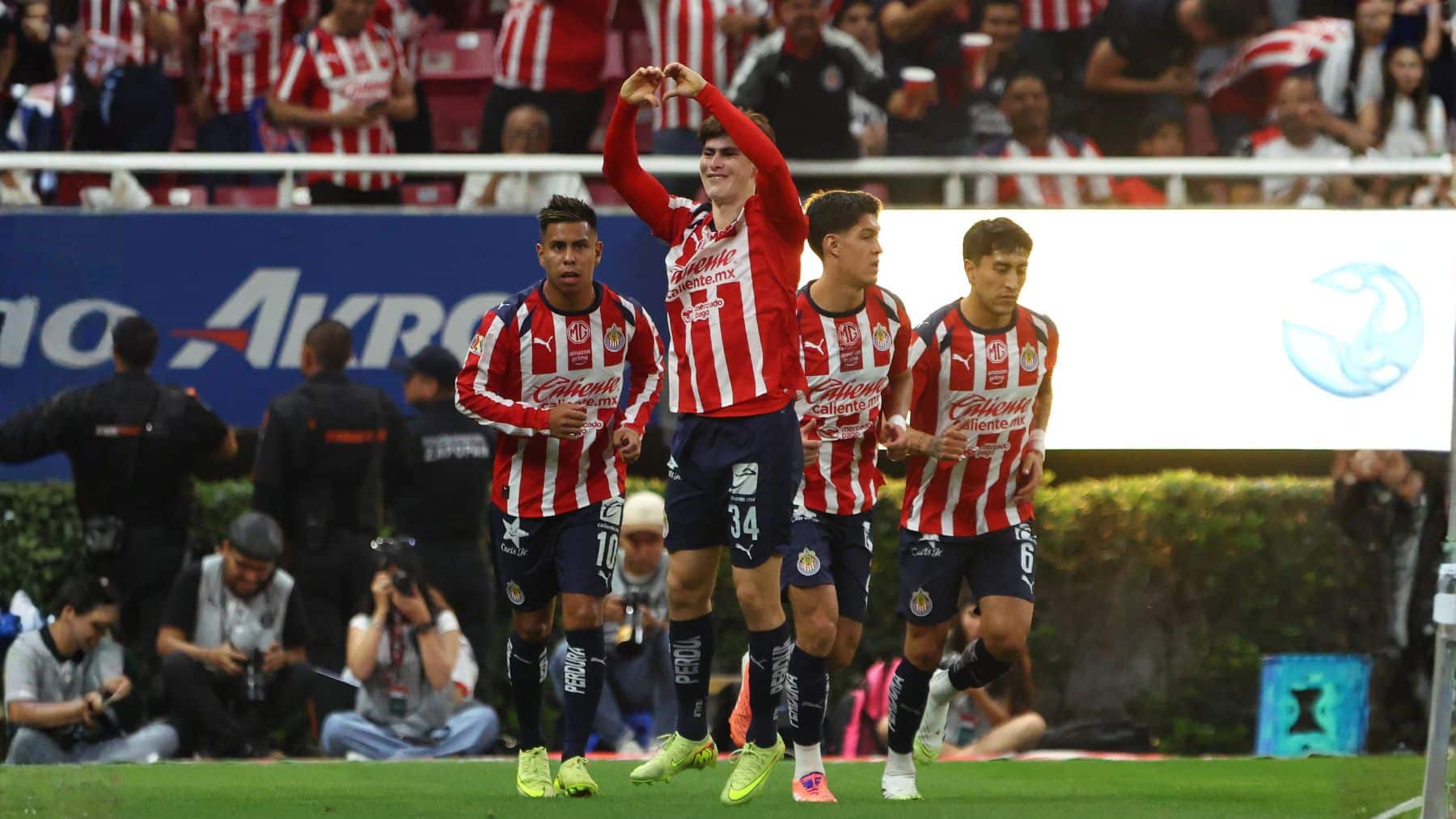 La Furia de la 'Hormiga': Armando González Lidera Goleada de Chivas sobre Atlas y Sella Rumbo a Liguilla