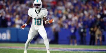 Tyreek Hill pone en vilo a los Dolphins: ¿La grave lesión de rodilla acelera su retiro de la NFL?