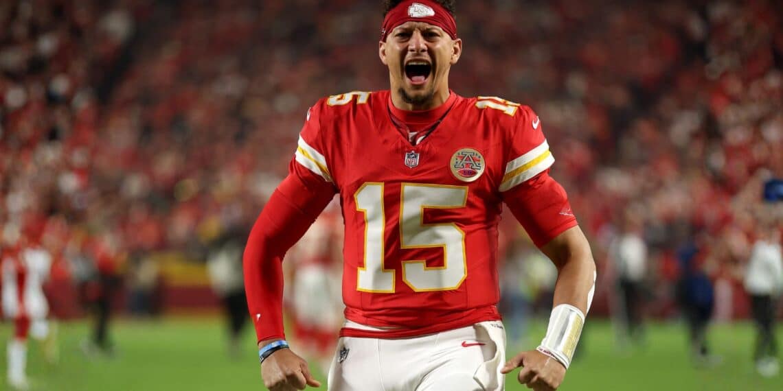 Mahomes Lanza Tres Pases de TD y los Chiefs Dominan a Commanders 28-7 en la Semana 8
