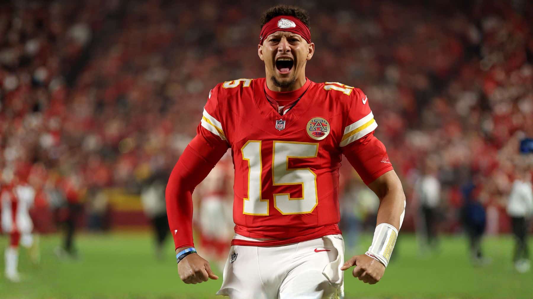 Mahomes Lanza Tres Pases de TD y los Chiefs Dominan a Commanders 28-7 en la Semana 8