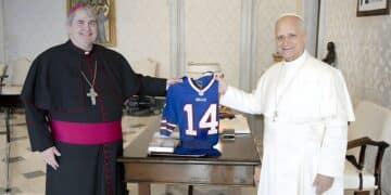 El Papa León XIV y los Buffalo Bills: La Historia Detrás de la Camiseta que Sorprendió al Vaticano