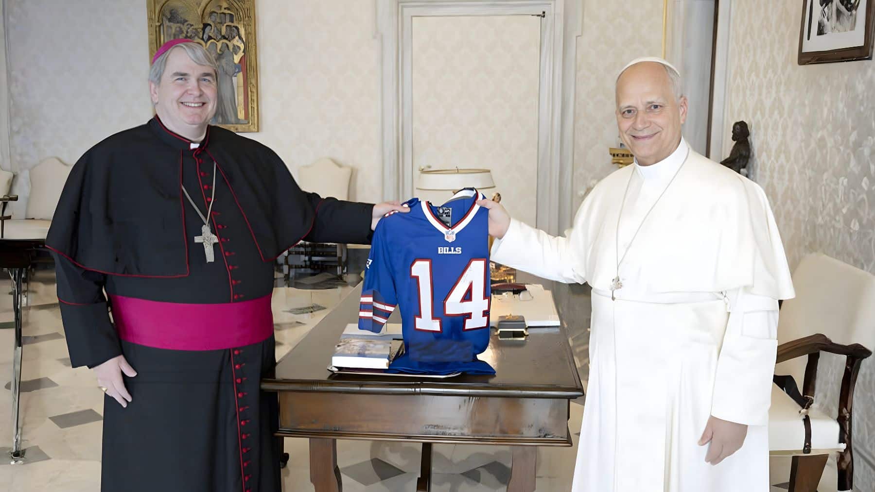 El Papa León XIV y los Buffalo Bills: La Historia Detrás de la Camiseta que Sorprendió al Vaticano