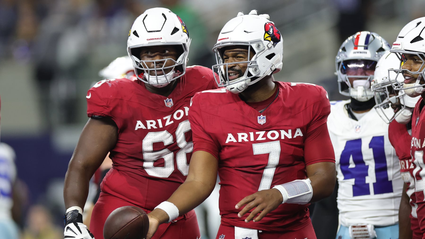Cardinals sorprende a Cowboys en su casa