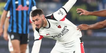 Santiago Giménez se hace a un lado del AC Milan por lesión