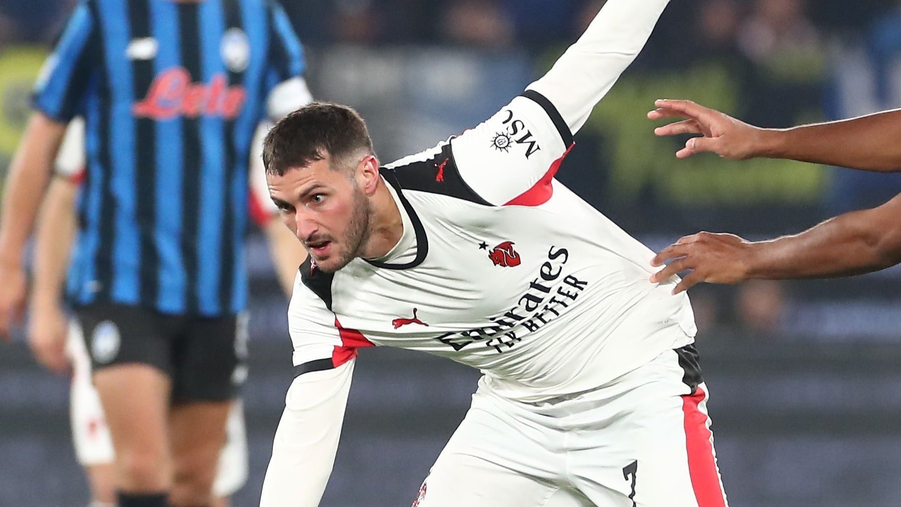 Santiago Giménez se hace a un lado del AC Milan por lesión