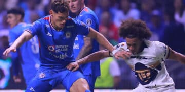 Cruz Azul tratará de inhabilitar a Adalberto Carrasquilla luego de que el jugador de Pumas se barrió sobre Kevin Mier y lo lesionó.