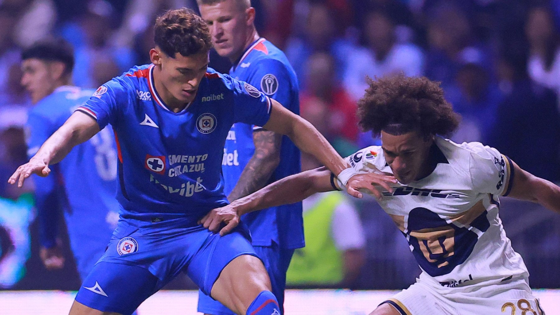 Cruz Azul tratará de inhabilitar a Adalberto Carrasquilla luego de que el jugador de Pumas se barrió sobre Kevin Mier y lo lesionó.