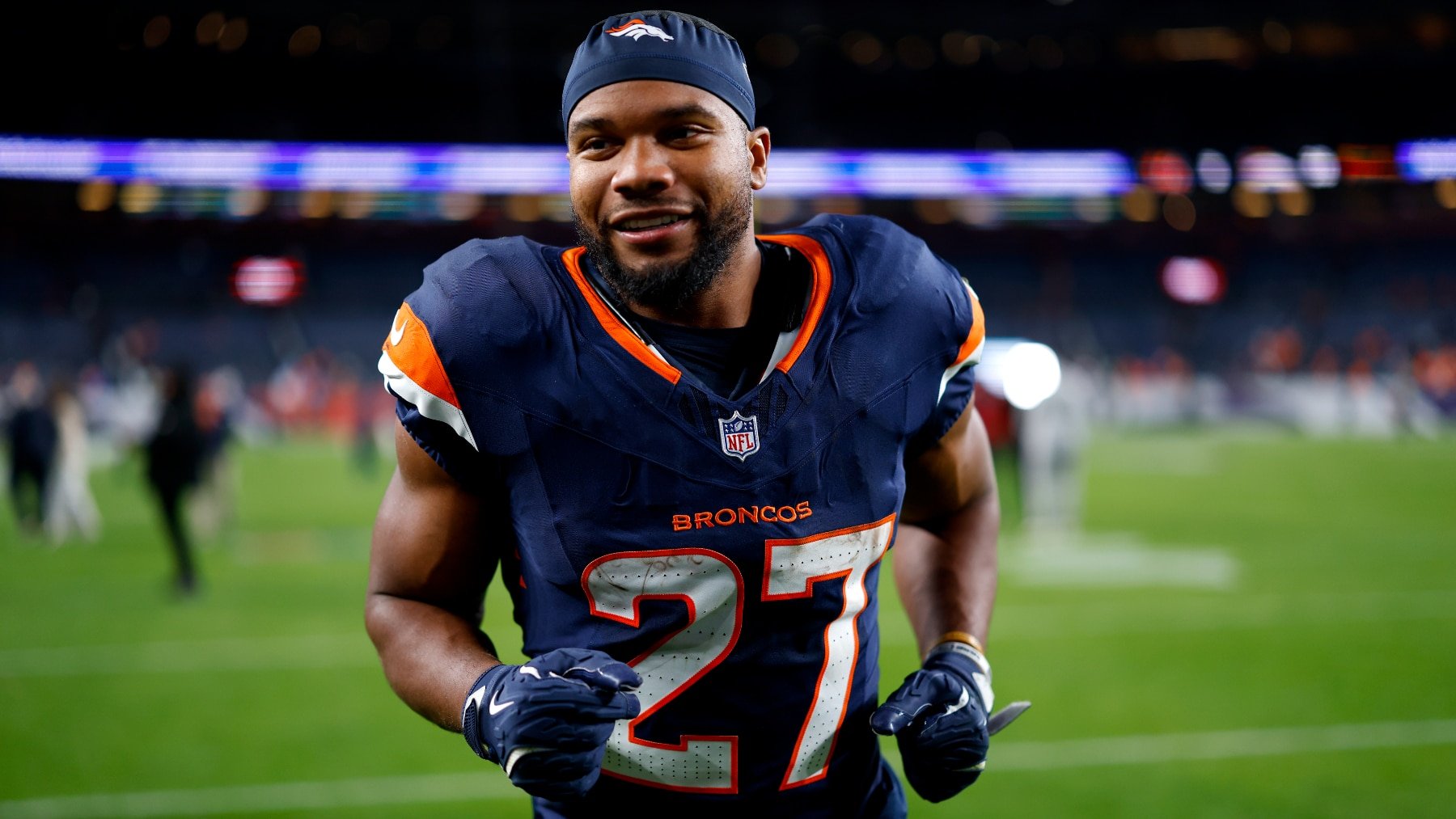 El running back J.K. Dobbins sufrió una lesión de pie y necesitará de una cirugía para recuperarse por lo que se perderá el resto de la campaña.