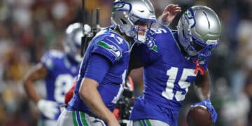 Sam Darnold lanza cuatro pases de anotación para aplastar a Commanders