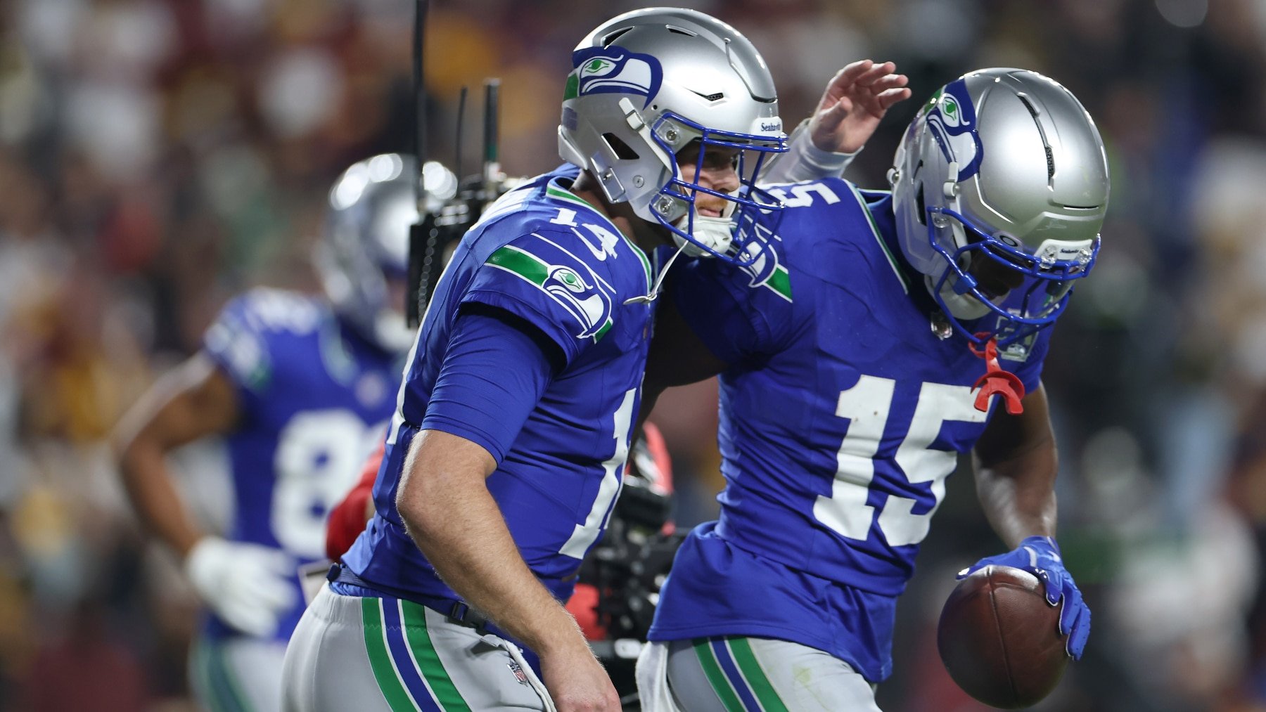 Sam Darnold lanza cuatro pases de anotación para aplastar a Commanders