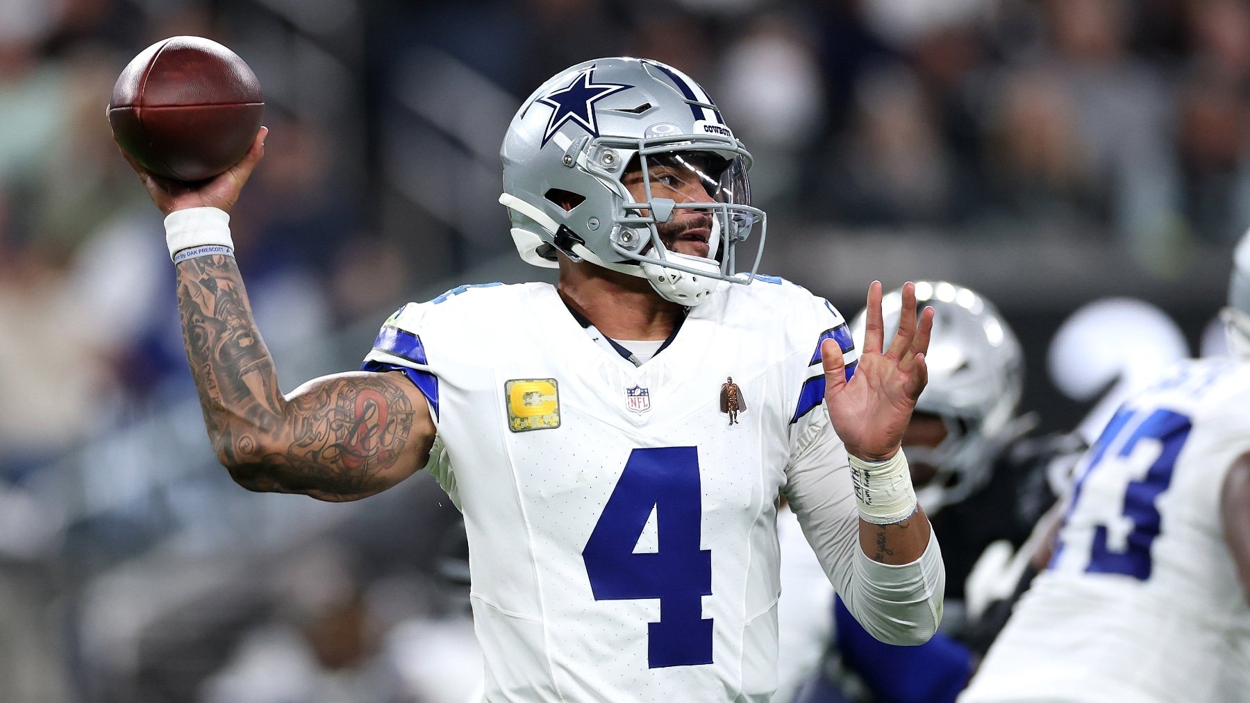 Cowboys honran a Marshawn Kneeland con triunfo dominante sobre Raiders