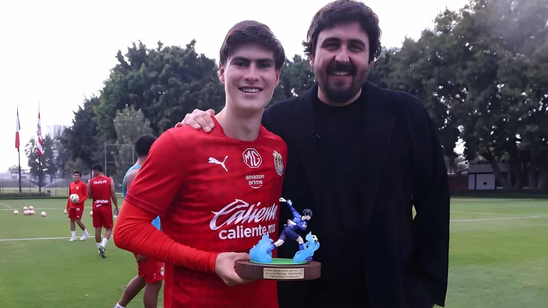 Amaury Vergara sorprende a Armando González con un regalo exclusivo tras su título de goleo